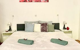Very Warm Home With Big Bed Near New York Cafe